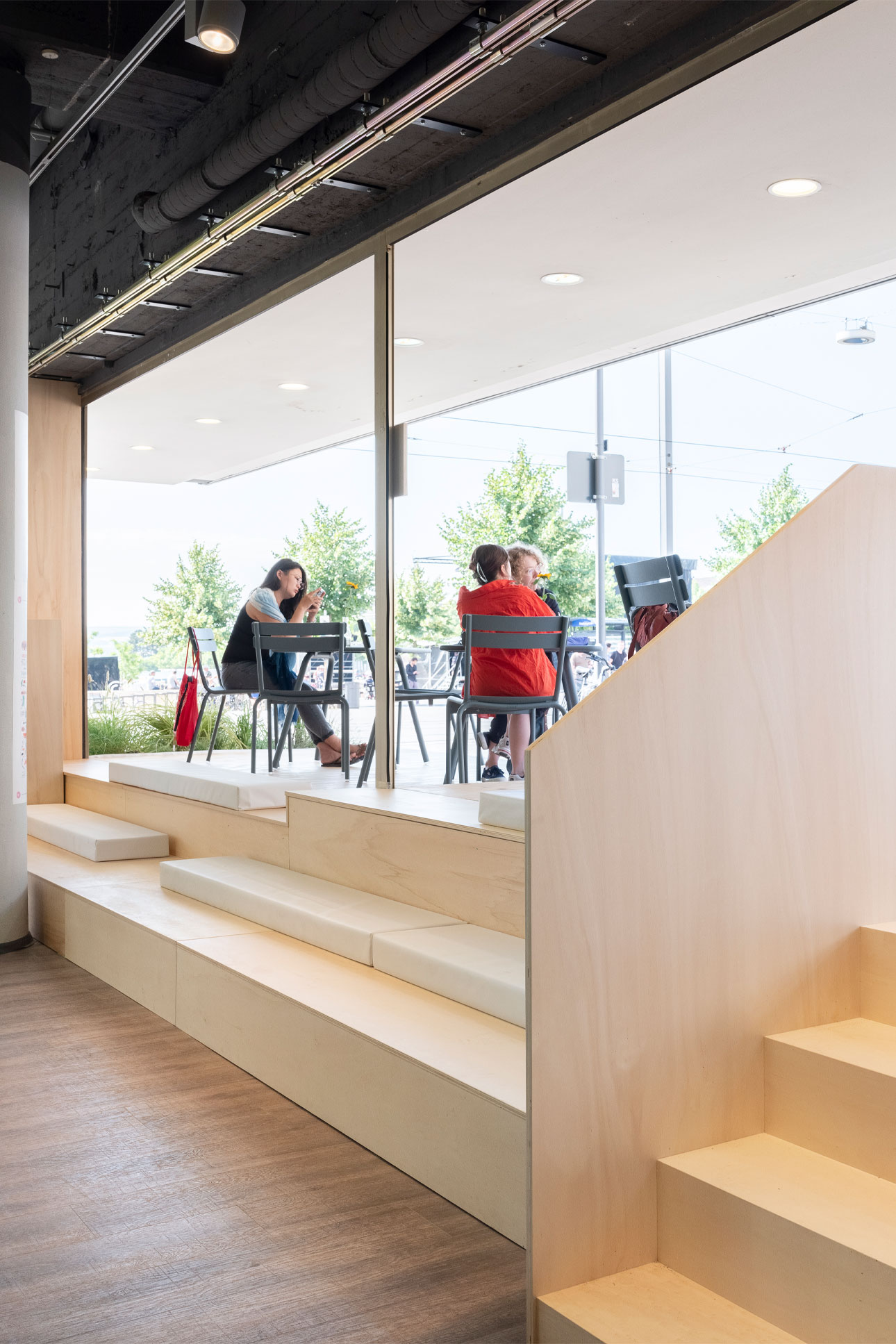 230102_doc_cafe_terrace