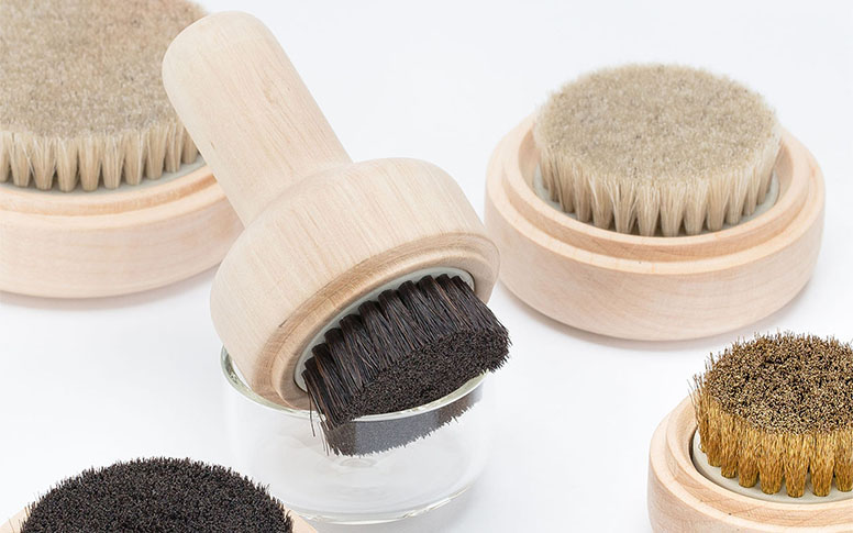 A thumbnail of five clothing brushes on a white backdrop.