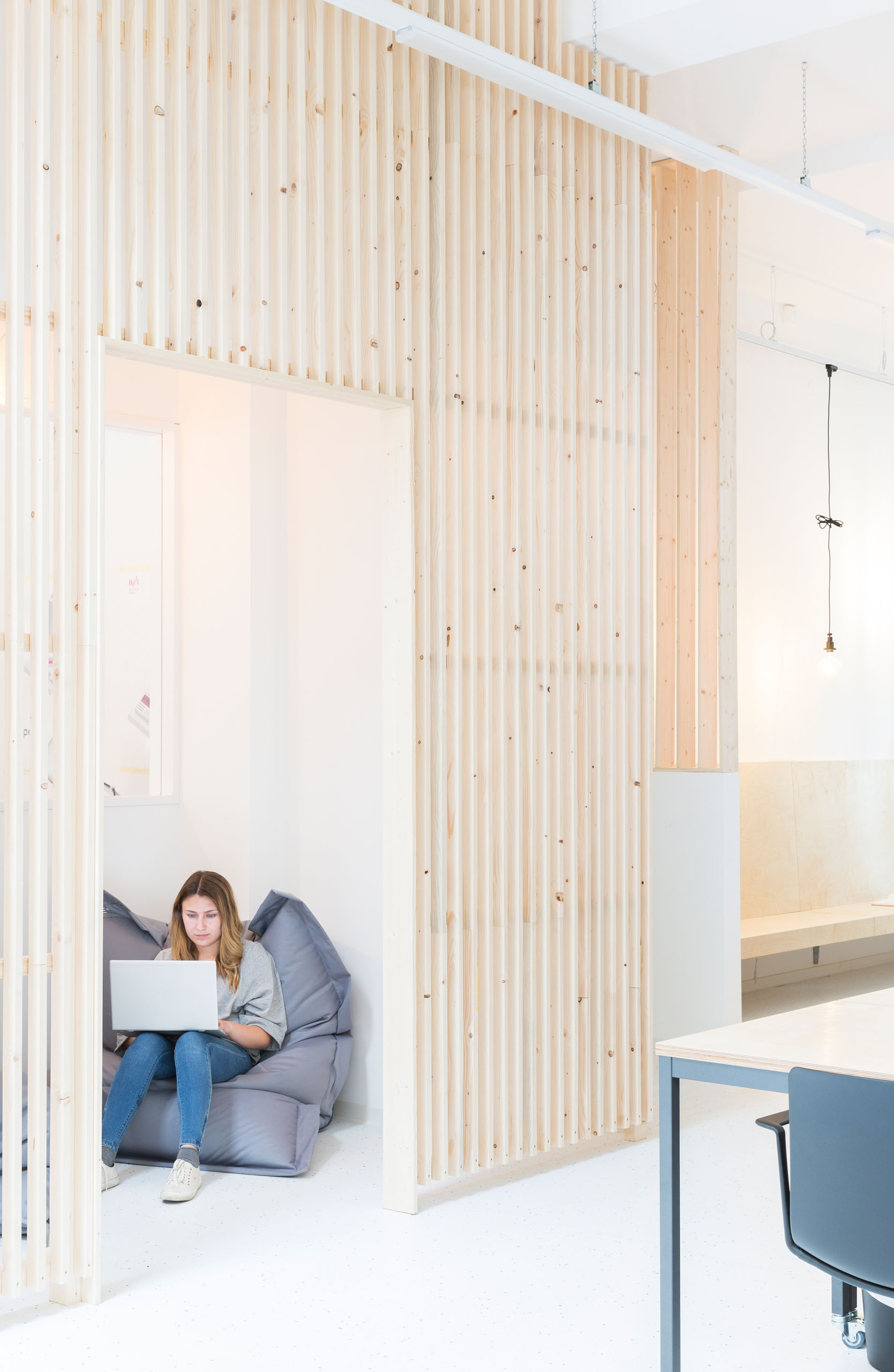 A person is working in a separee at the Startraum coworking space.